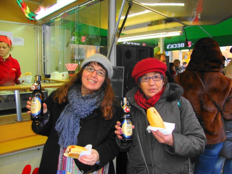 comiendo-salchichas-bavaras-es-munich