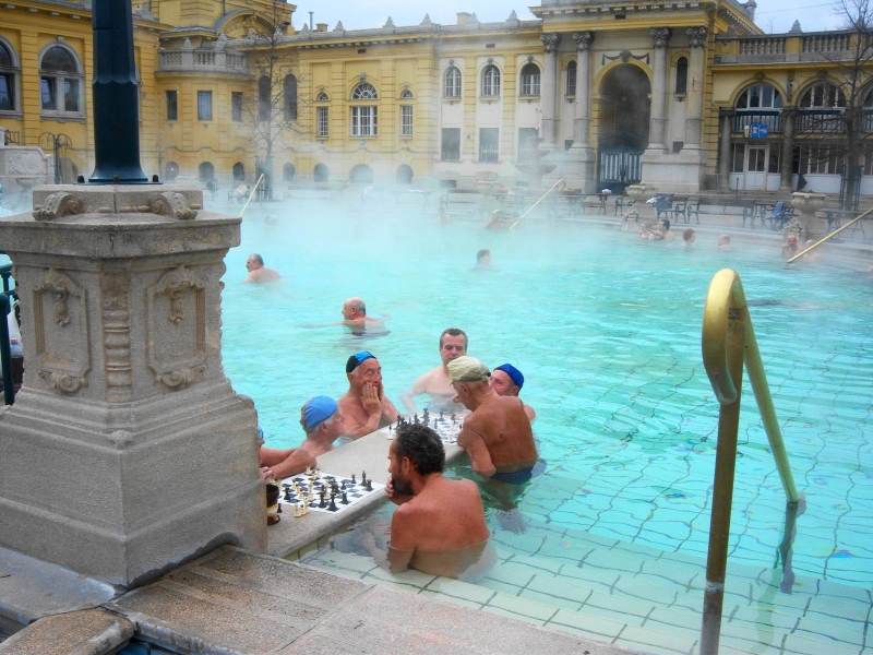 jugando-al-ajedrez-en-balneario-szechenzyi-budapest