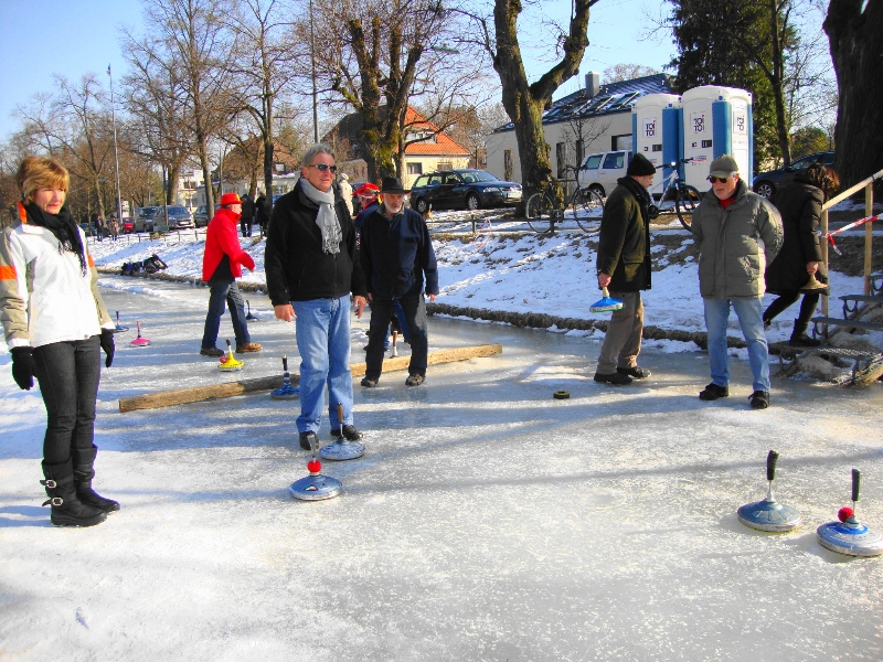 jugando-al-curling-en-rio-congelado-munich