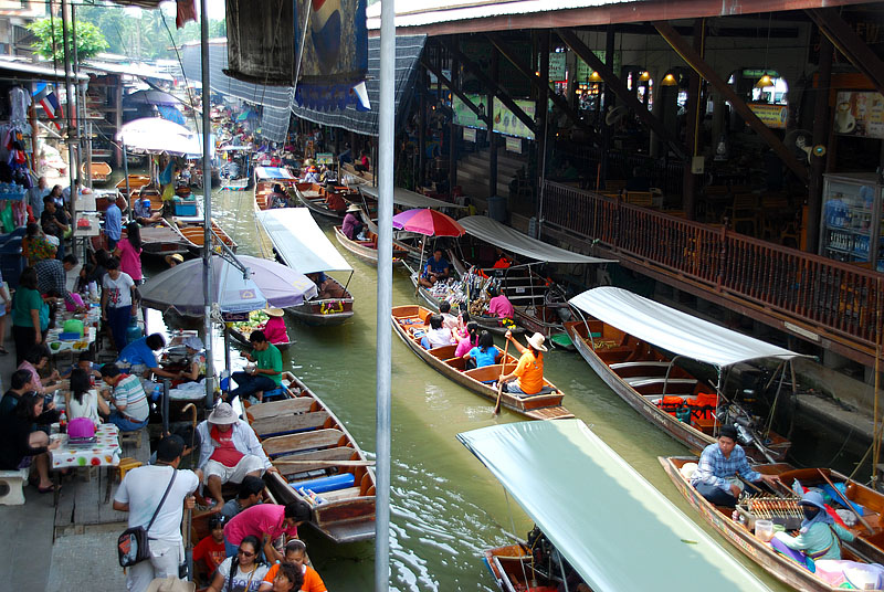 Mercado Flotante de Damnoen Saduak en Tailandia 