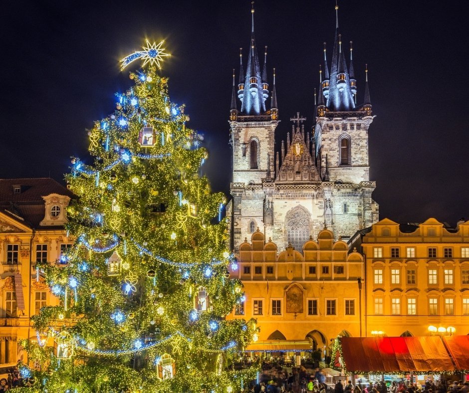 árbol navideño en plaza de Praga